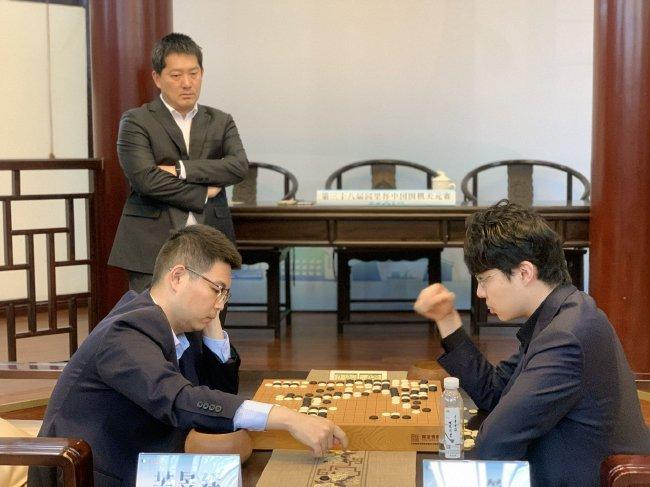 中国围棋协会主席常昊关心棋局